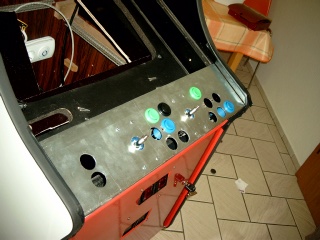 Das Bedienteil des Automaten, provisorisch mit einigen Tastern und Joysticks bestückt.